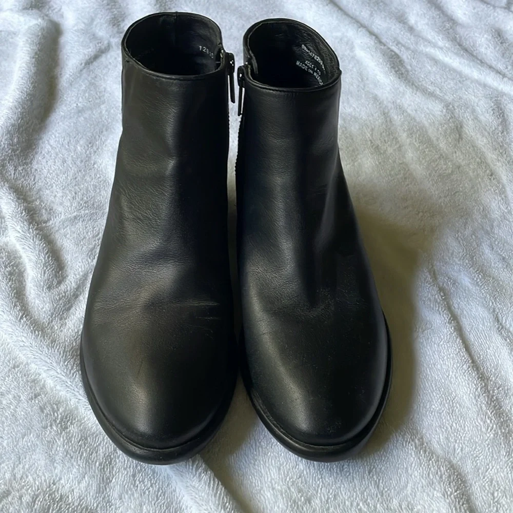 FRYE Carson Piping Bootie Like New!! Black Size 8 1/2
